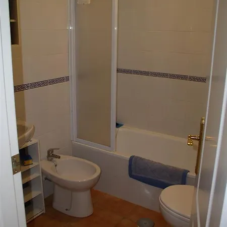 Ground Floor 2 Bed Own Garden Golf Apartment