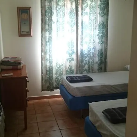 Ground Floor 2 Bed Own Garden Golf Apartment *